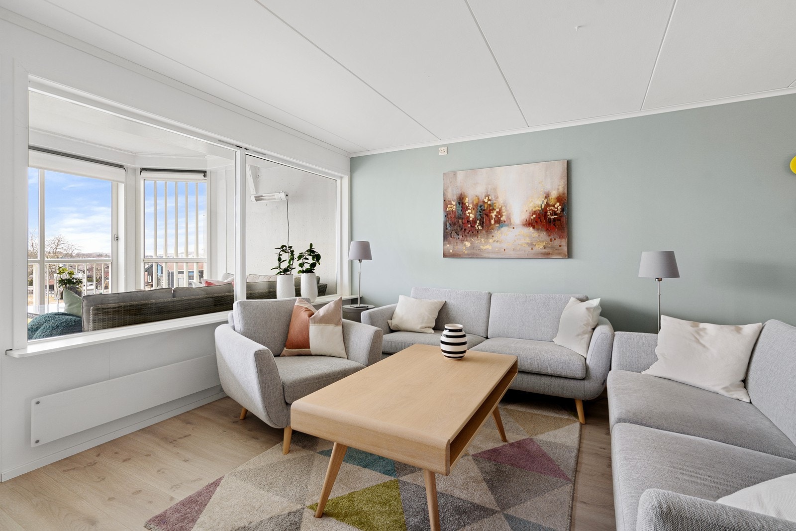 Stuens kontrastvegg skaper en fin dybde i rommet. Galleribilde