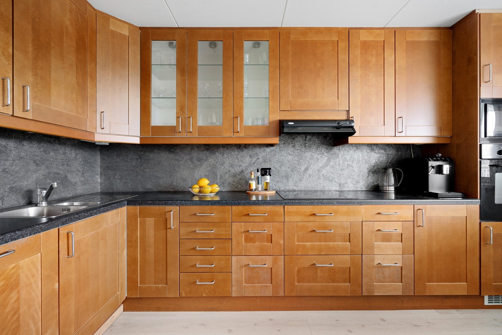 Kjøkkeninnredning med god skap- og skuffeplass. Galleribilde