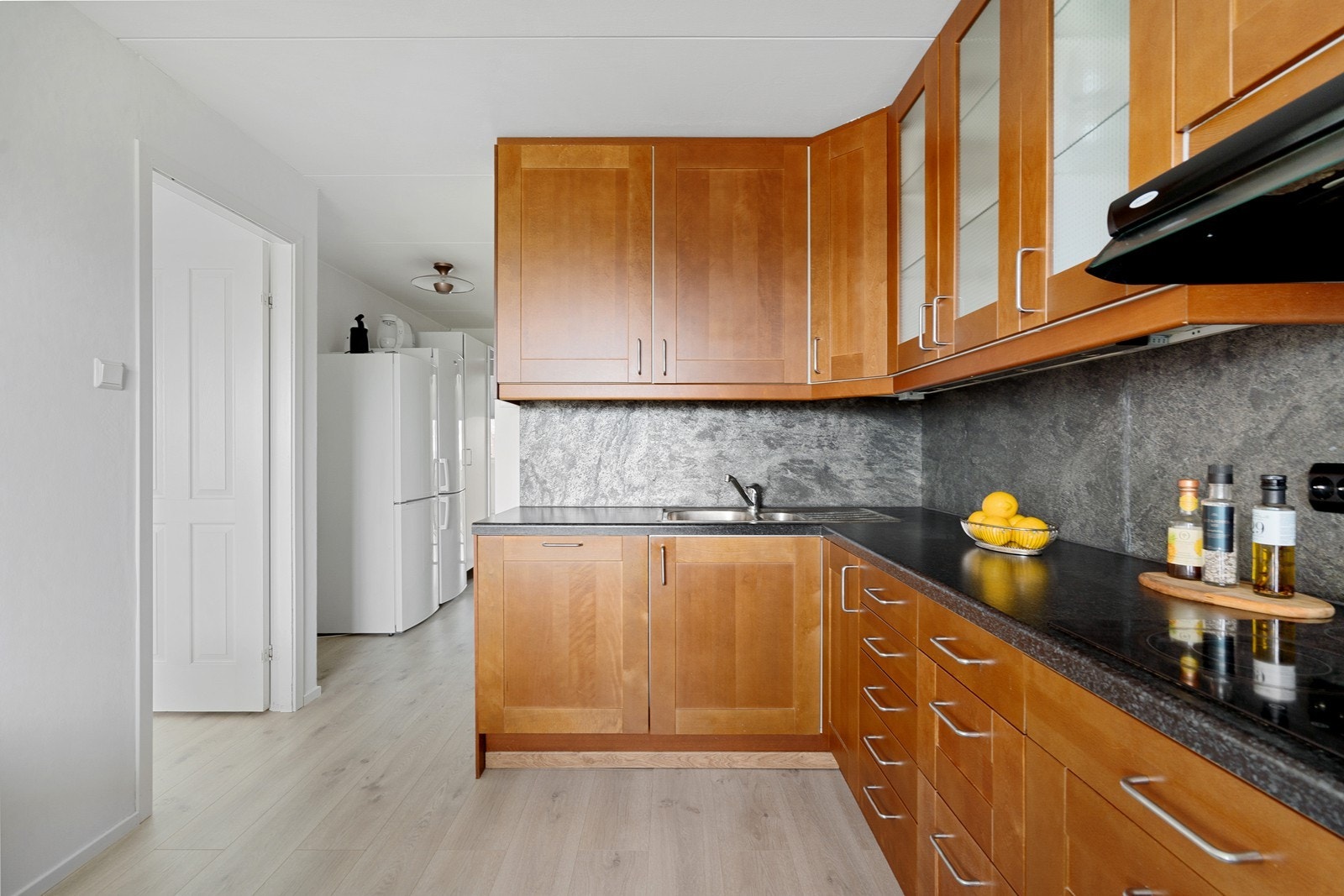 Kjøkken er praktisk avdelt fra stuen. Galleribilde