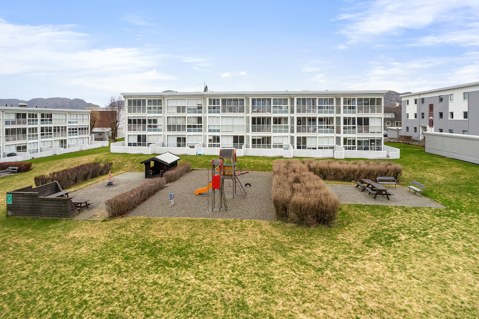 Attraktivt beliggenhet med grøntområde og lekeplass i umiddelbar nærhet. Galleribilde