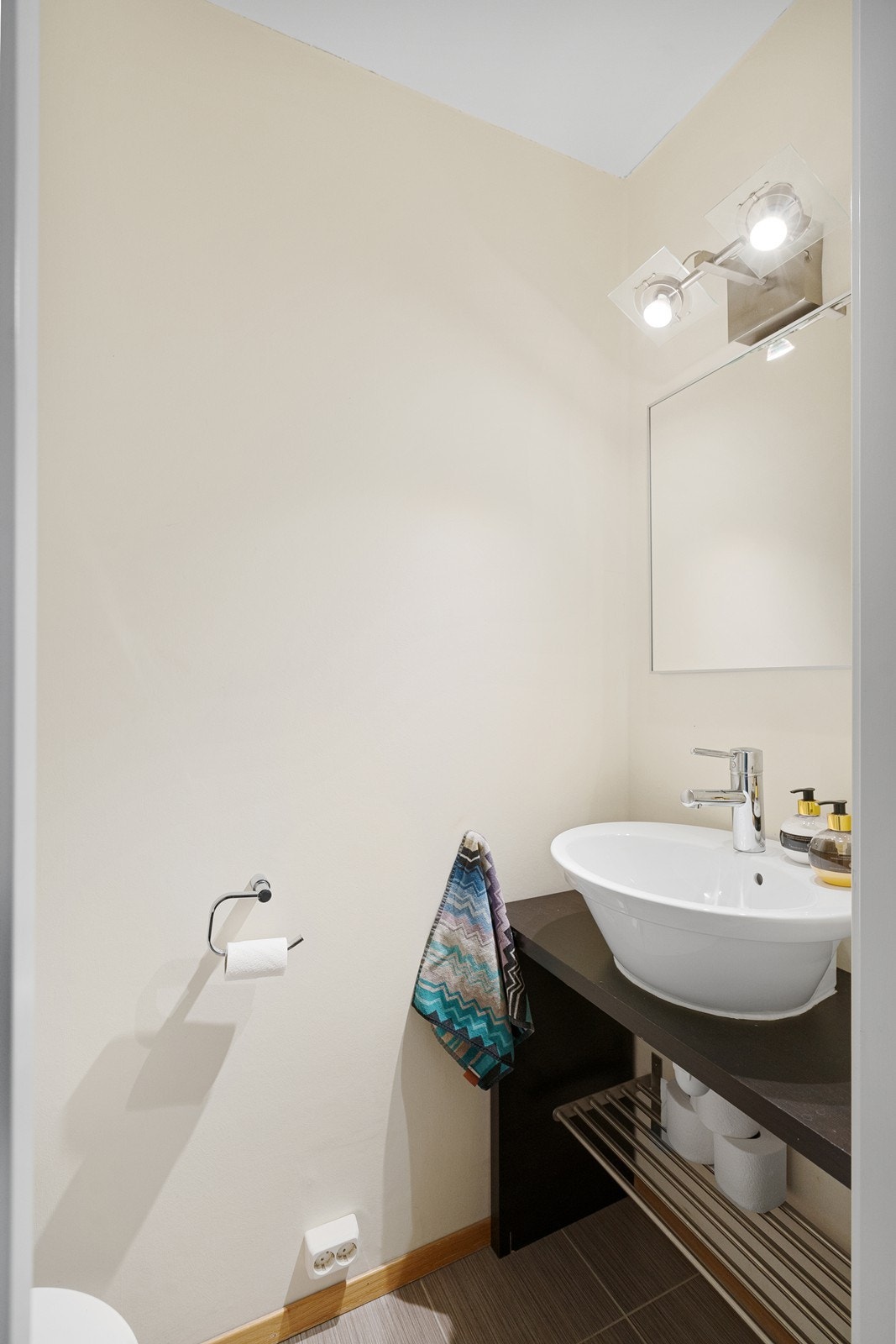 Gjestetoalett med tidsriktig innredning. Galleribilde