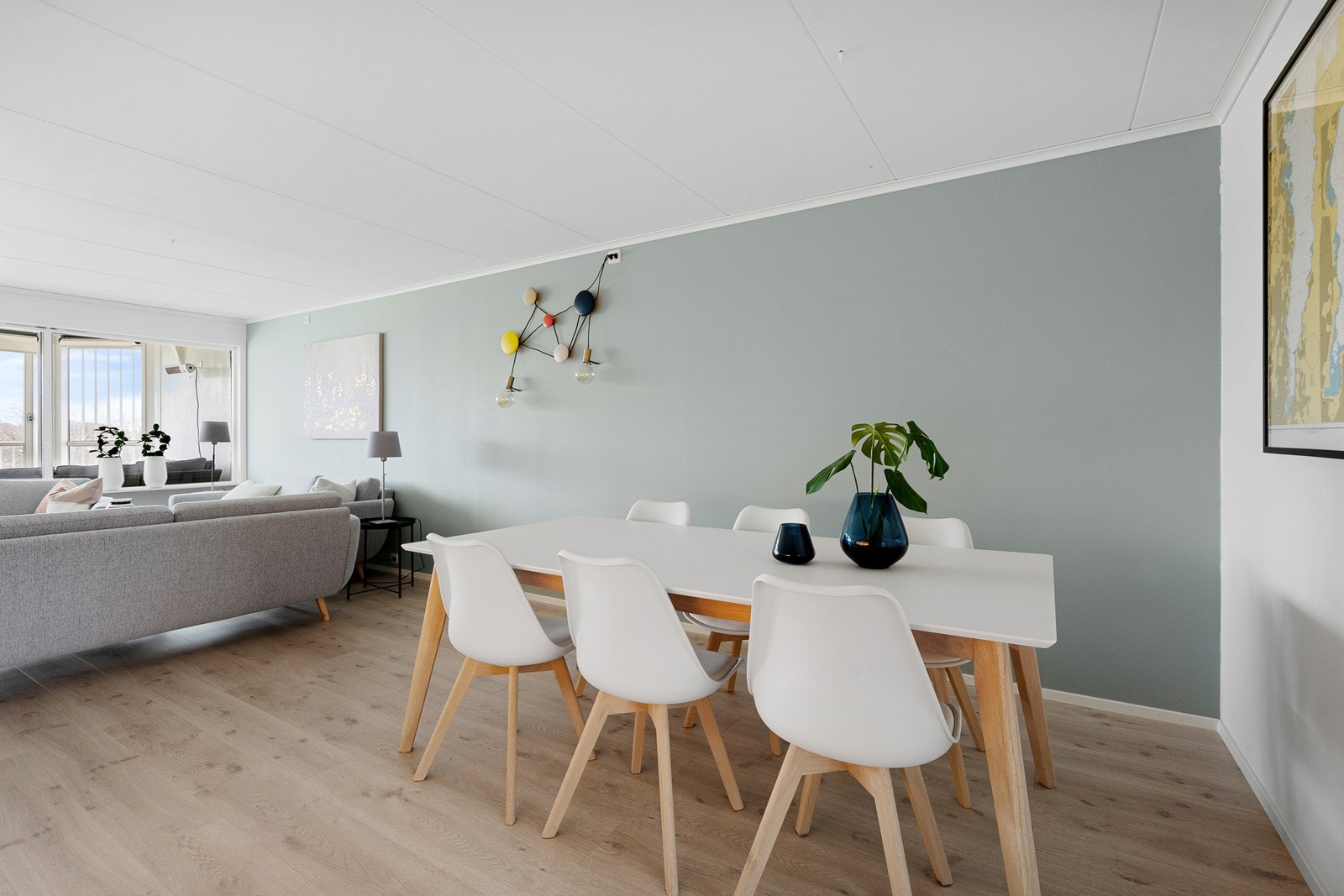 Stuen har god plass til flere sittegrupper. Galleribilde