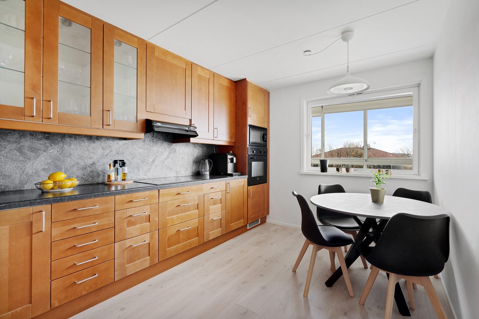 Kjøkken med spiseplass. Galleribilde