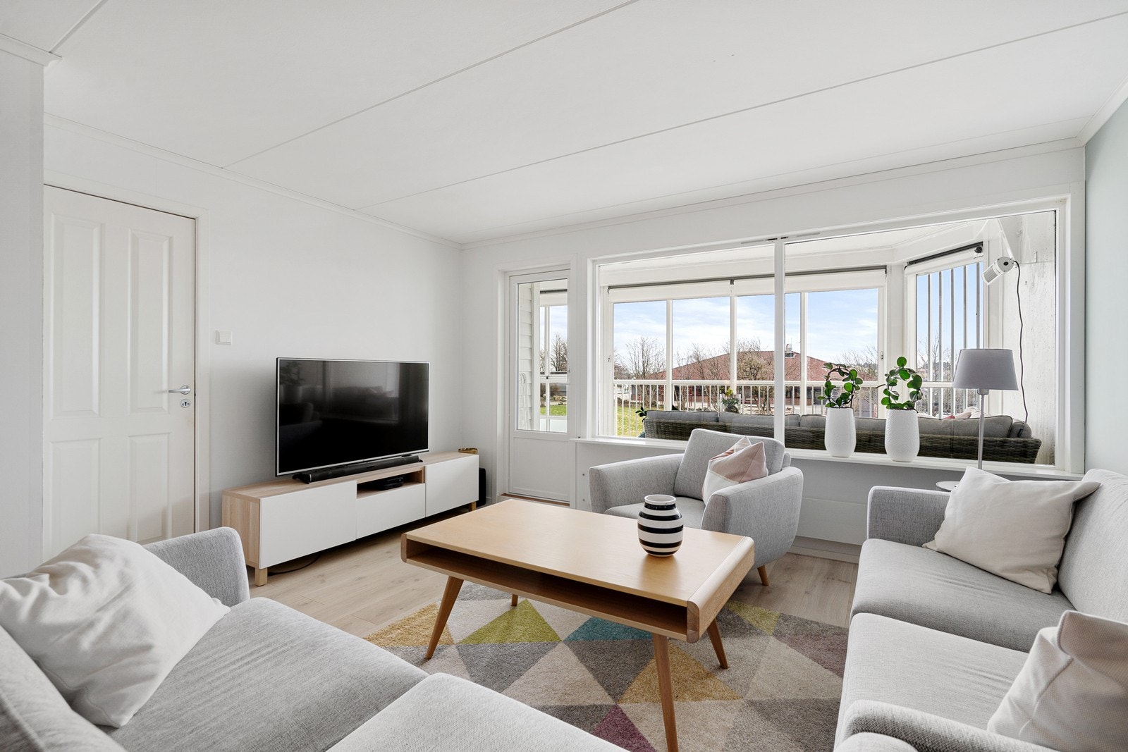 Fra stuen er det inngang til kjøkkenet. Galleribilde