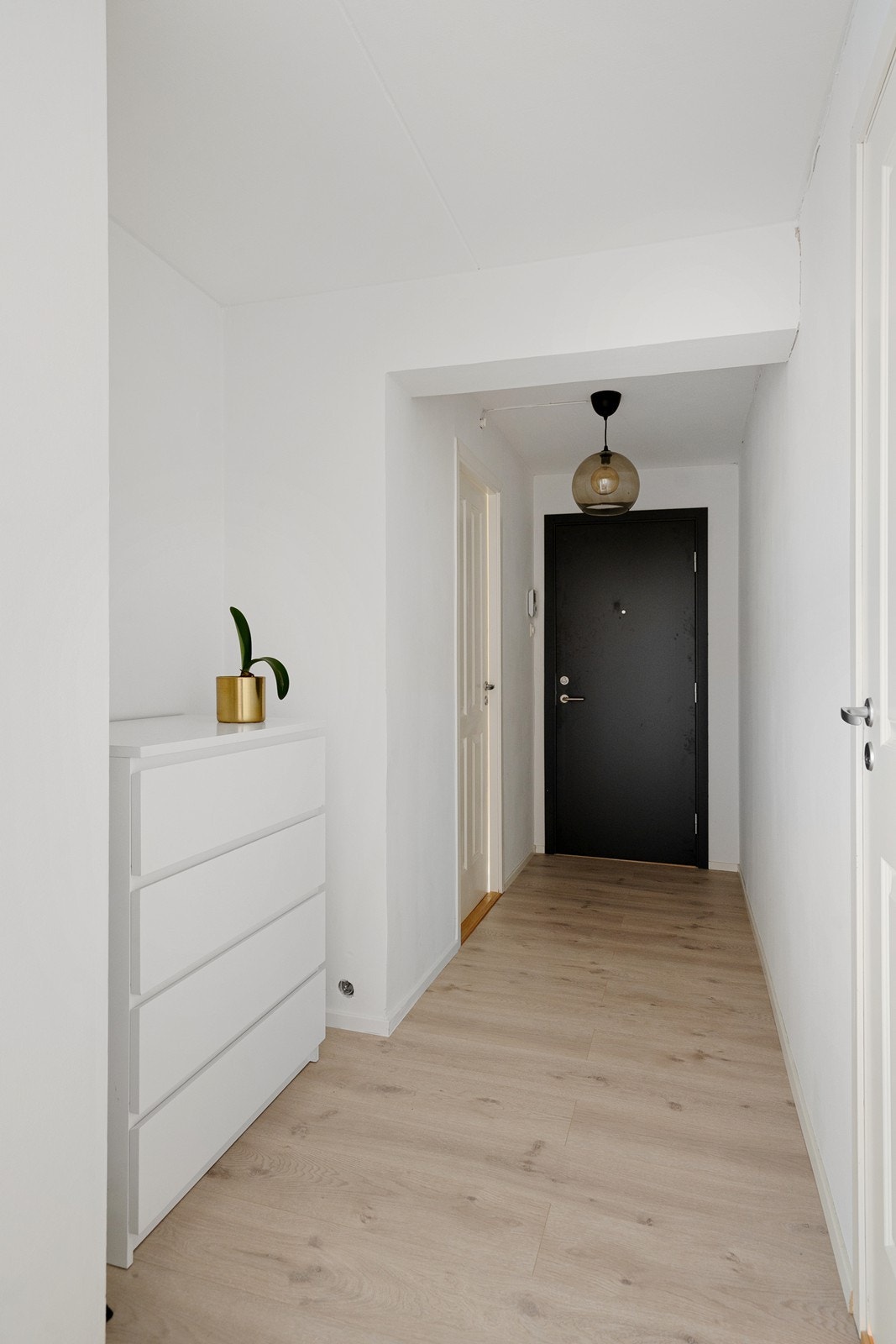 Entre med god plass til yttertøy. Galleribilde