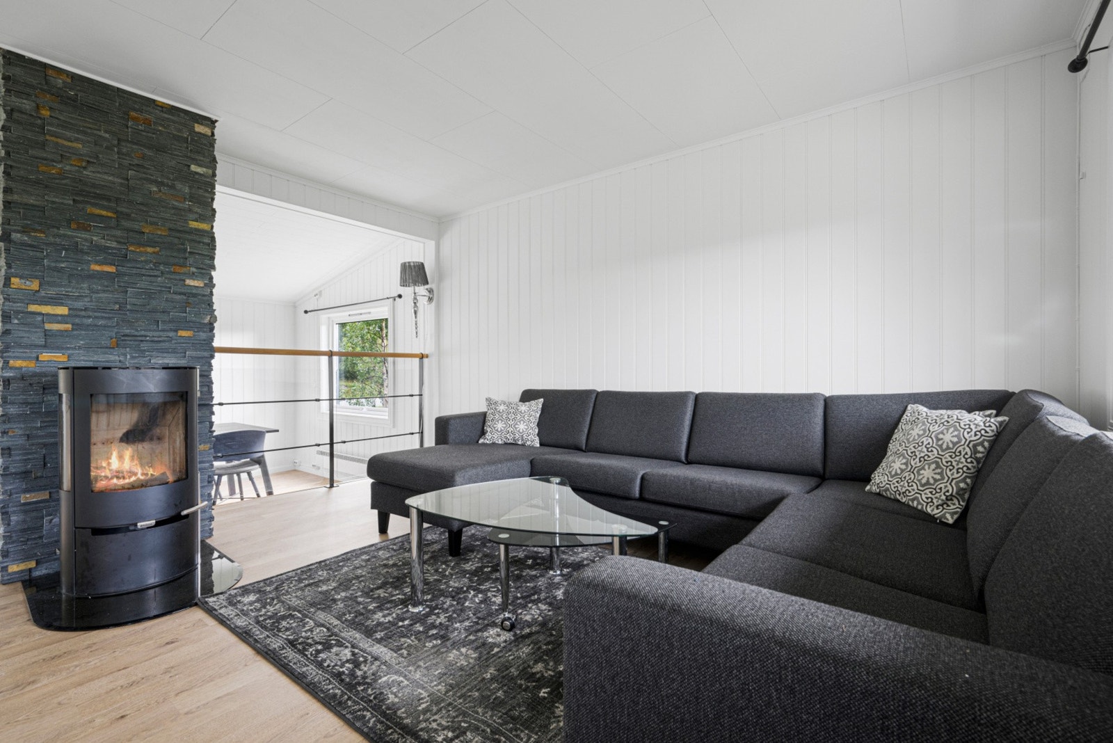 Stuen er delt opp i 3 forskjellige soner som gir gode innredningsmuligheter. Galleribilde
