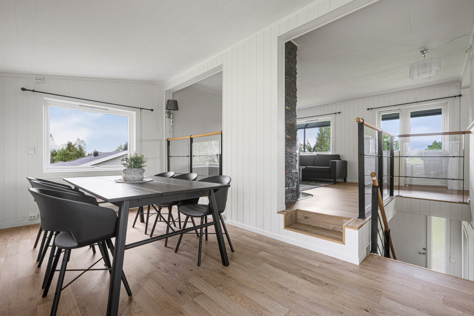 Romslig spisestue med plass til et stort spisebord. Galleribilde