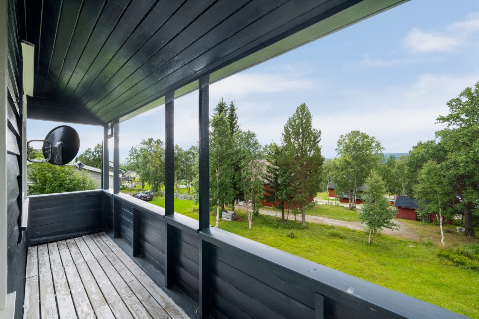 Fra stuen har utgang til en sørvendt veranda. Galleribilde
