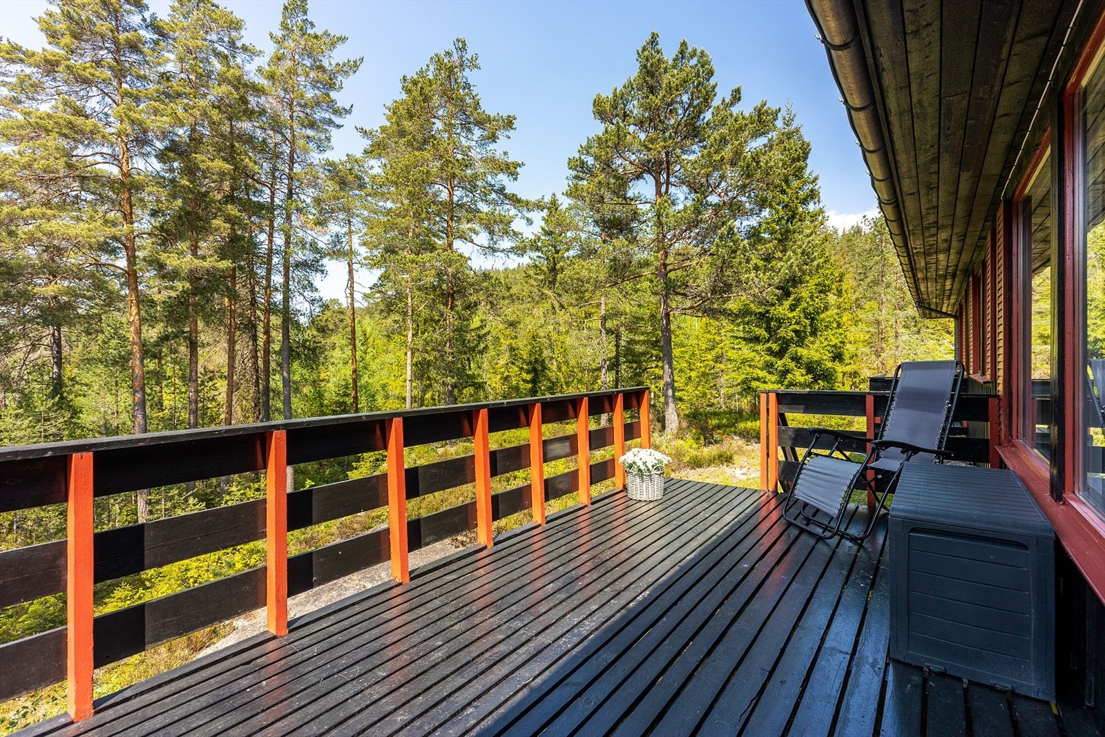 På veranda er det god plass til flere sittegrupper Galleribilde