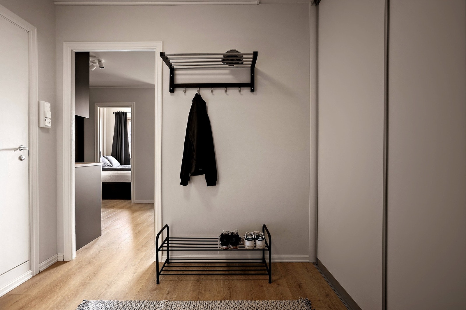 Entréen er av god størrelse og gir et godt førsteinntrykk av boligen. Galleribilde