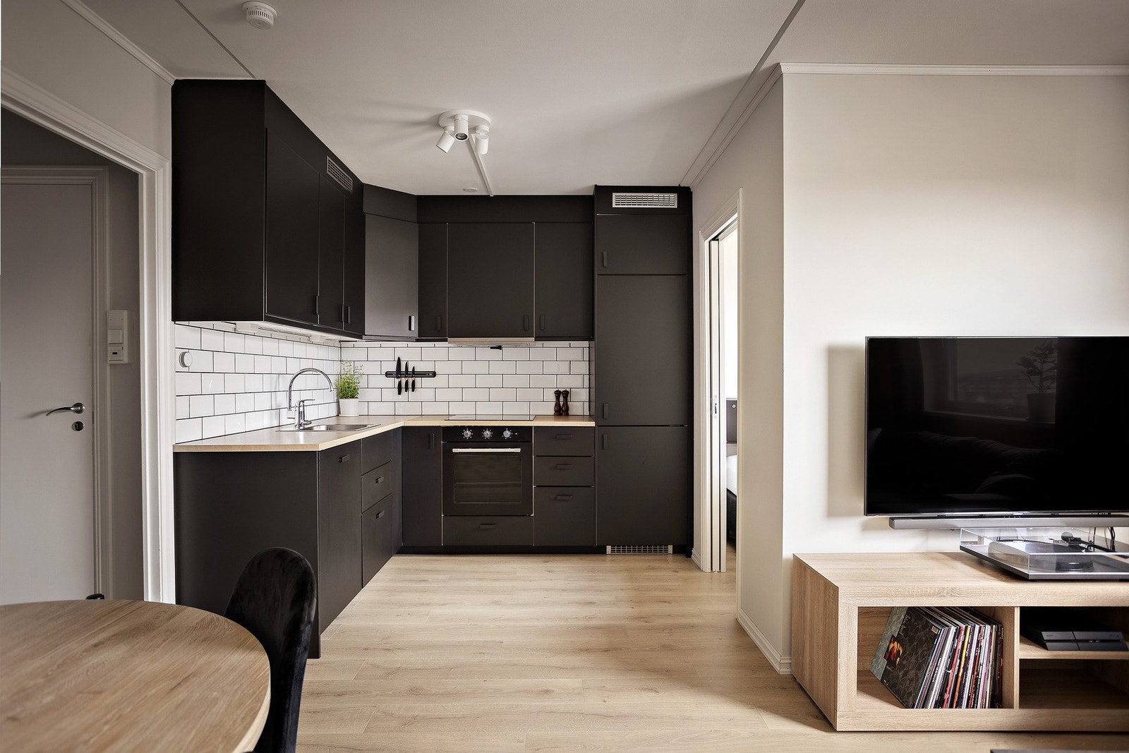 Flott kjøkken fra 2020 med mye skap- og benkeplass. Galleribilde