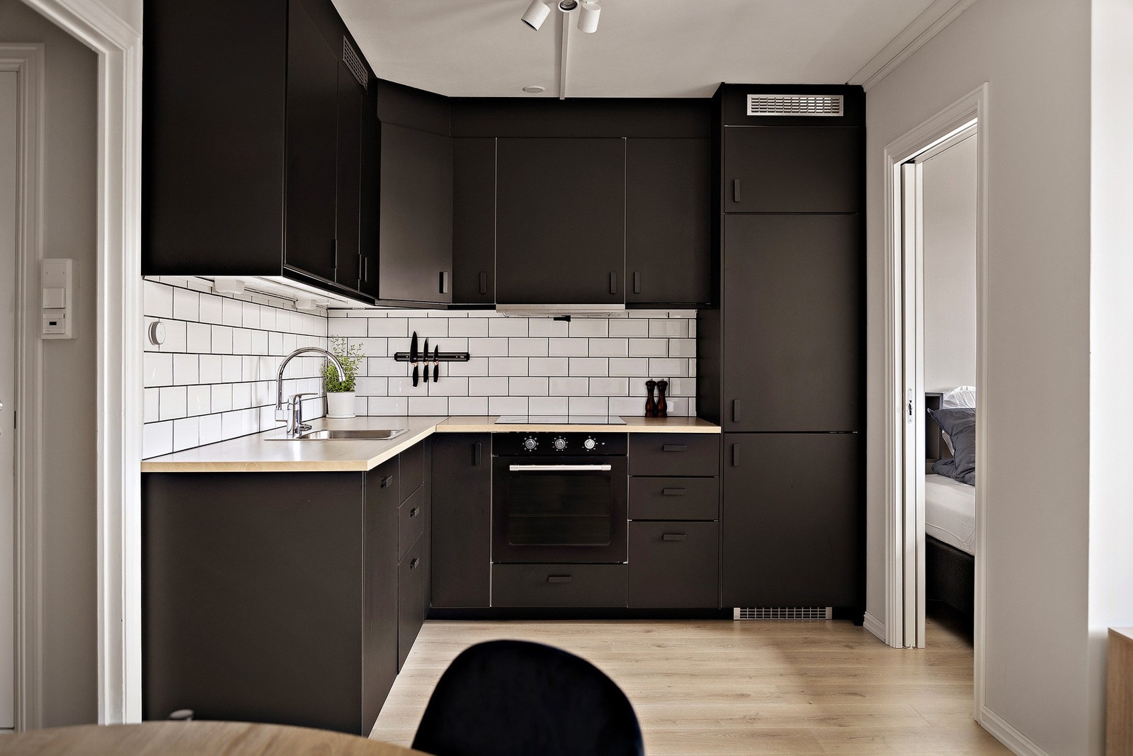 Det er lagt laminat på gulv og overflatene er malt i lyse fargevalg. Galleribilde