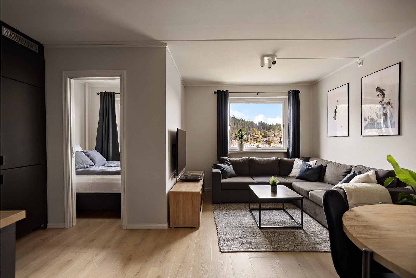 Dette er en pen og moderne 1-roms leilighet beliggende i byggets 5. etasje med heis. Galleribilde