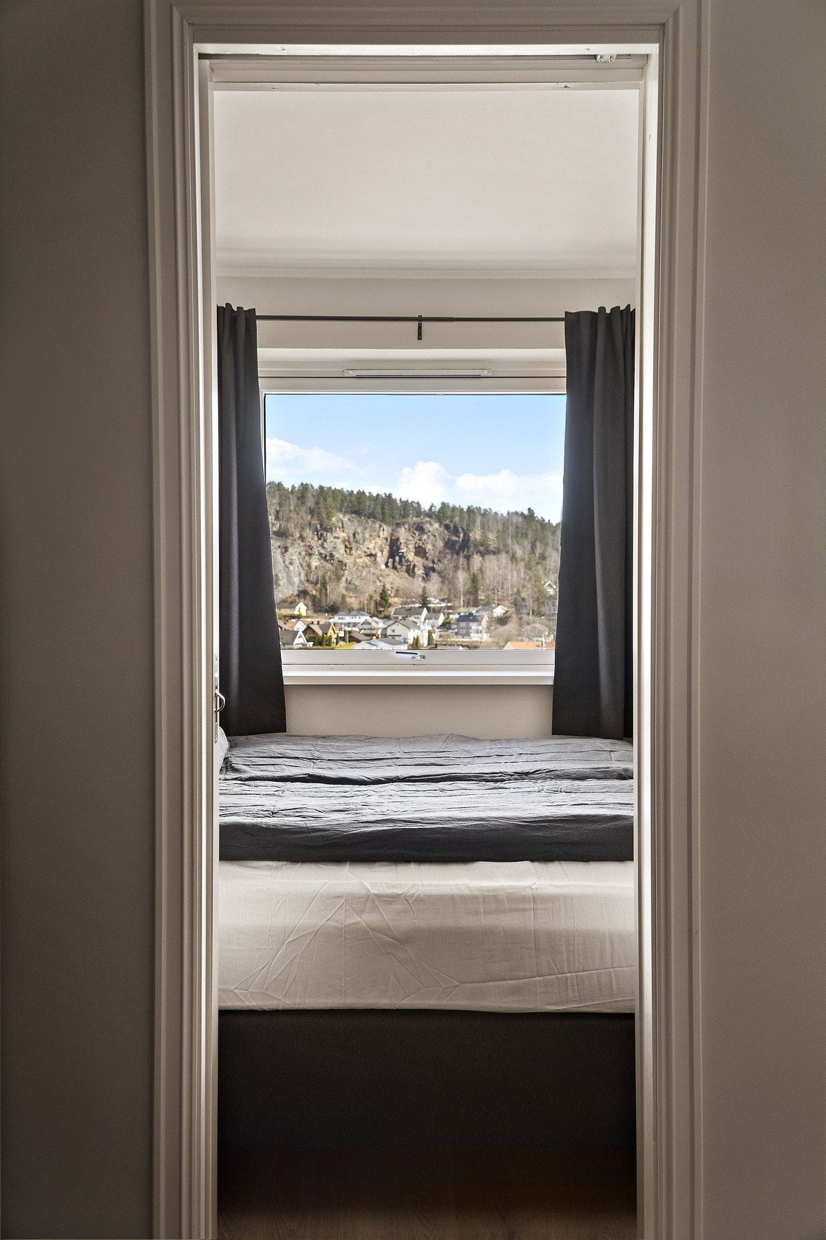 Plassbesparende skyvedør inn til alkoven. Galleribilde