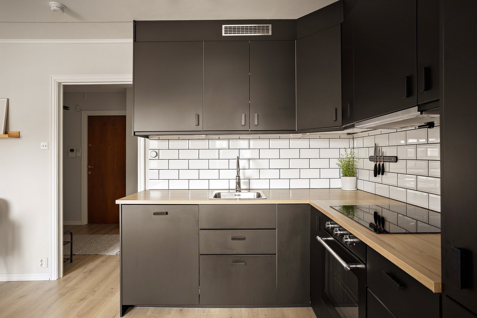 Integrerte hvitevarer som komfyr, induksjonstopp, oppvaskmaskin og kjøl/fryseskap medfølger selvsagt ved salg. Galleribilde