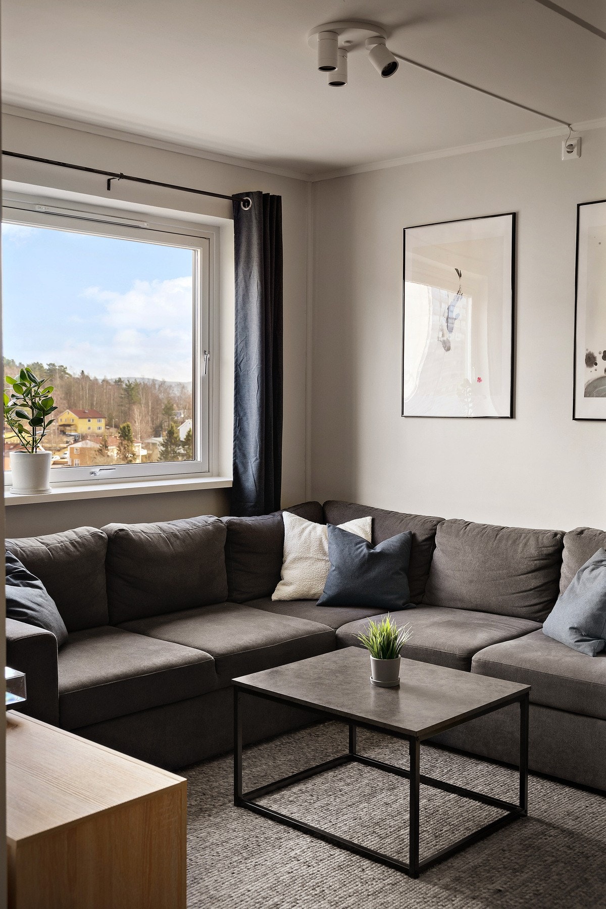 Oppholdsrommet har plass til stor hjørnesofa med tilhørende møblement. Galleribilde