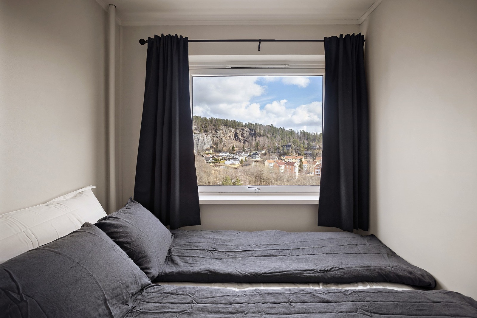 Praktisk sovealkove med plass til dobbeltseng og nattbord. Sengen på bilde er 200x160cm Galleribilde