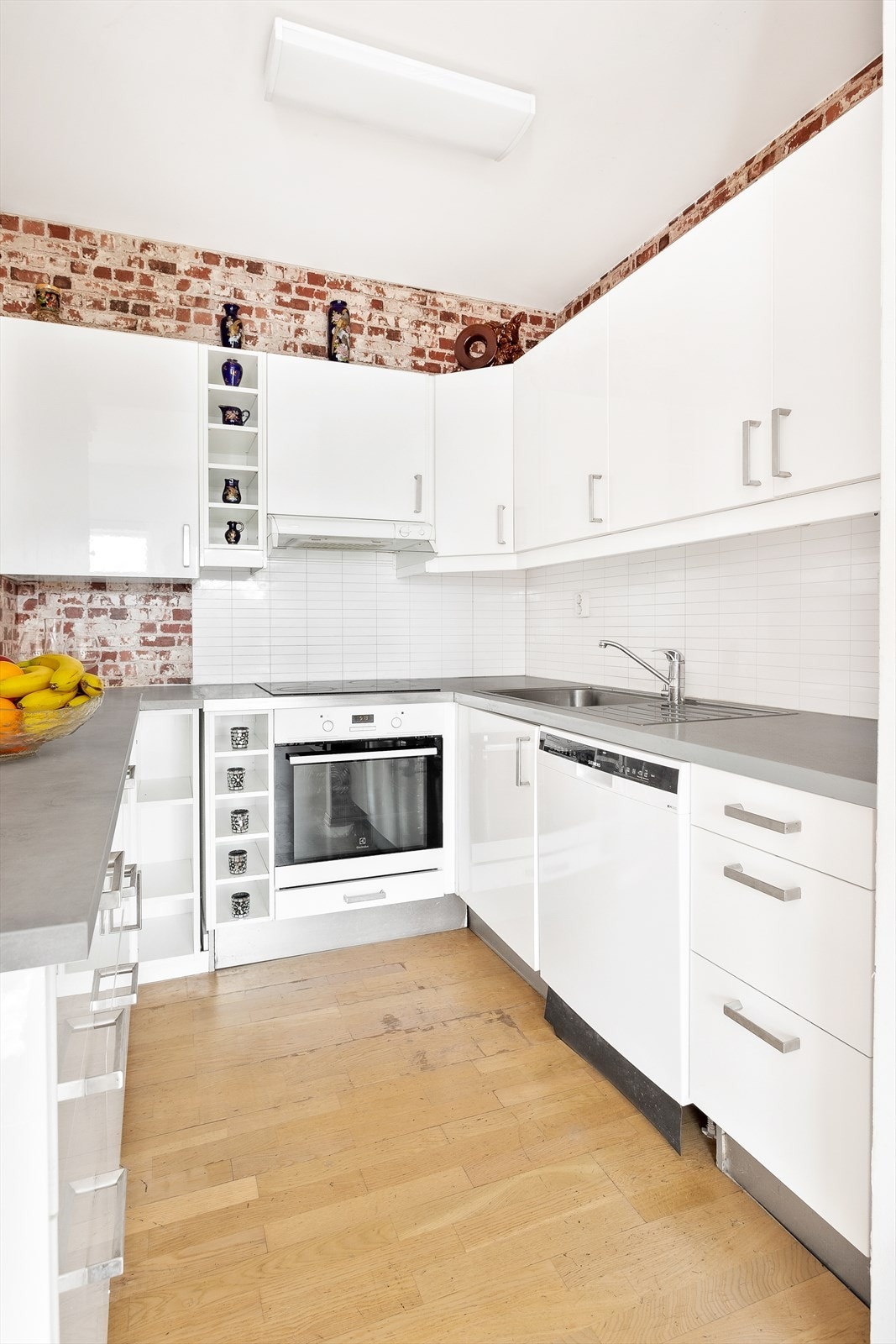 God benk- og skapplass på kjøkkenet. Galleribilde