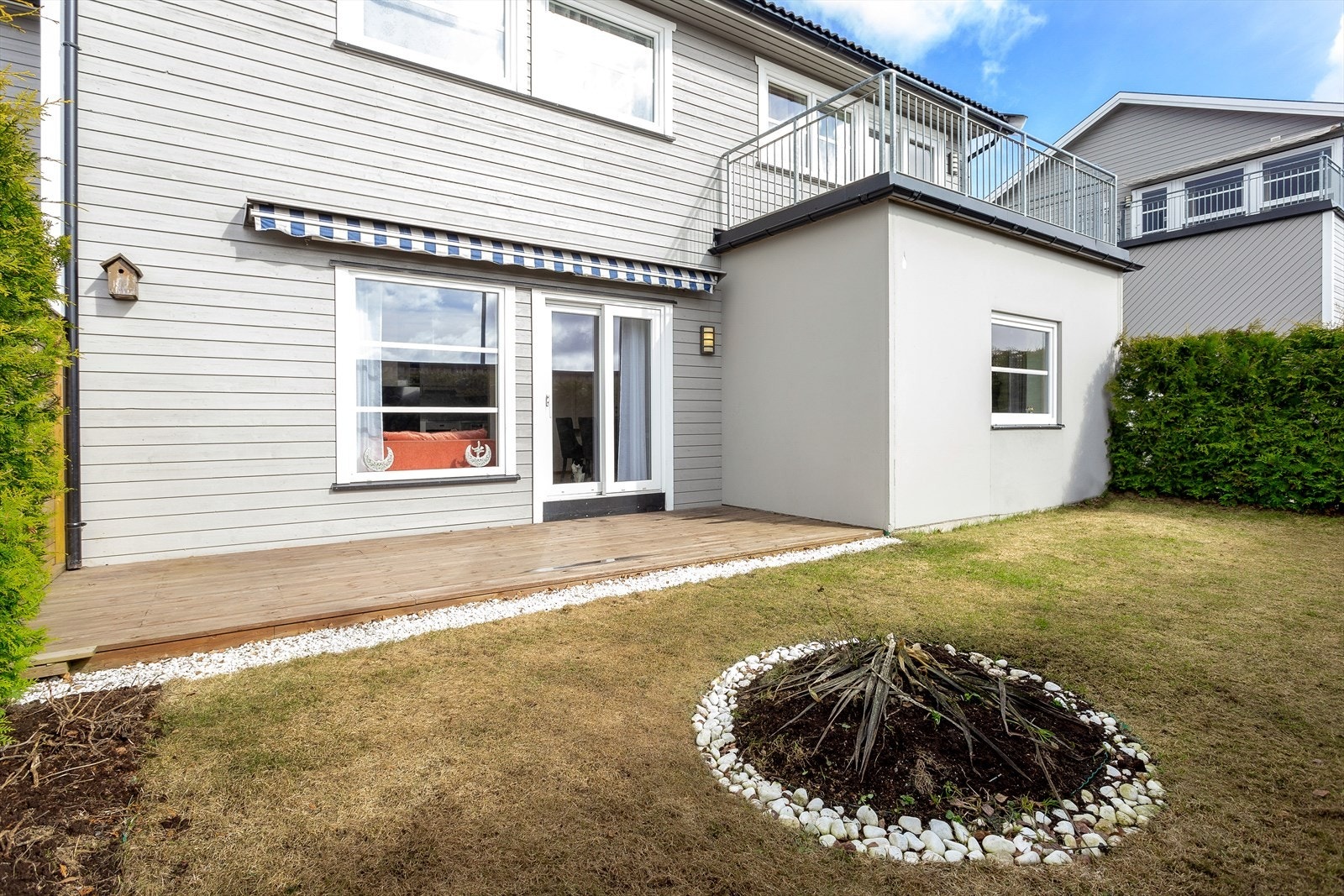 Uteområdet inkluderer en pent anlagt hage og terrasse. Galleribilde