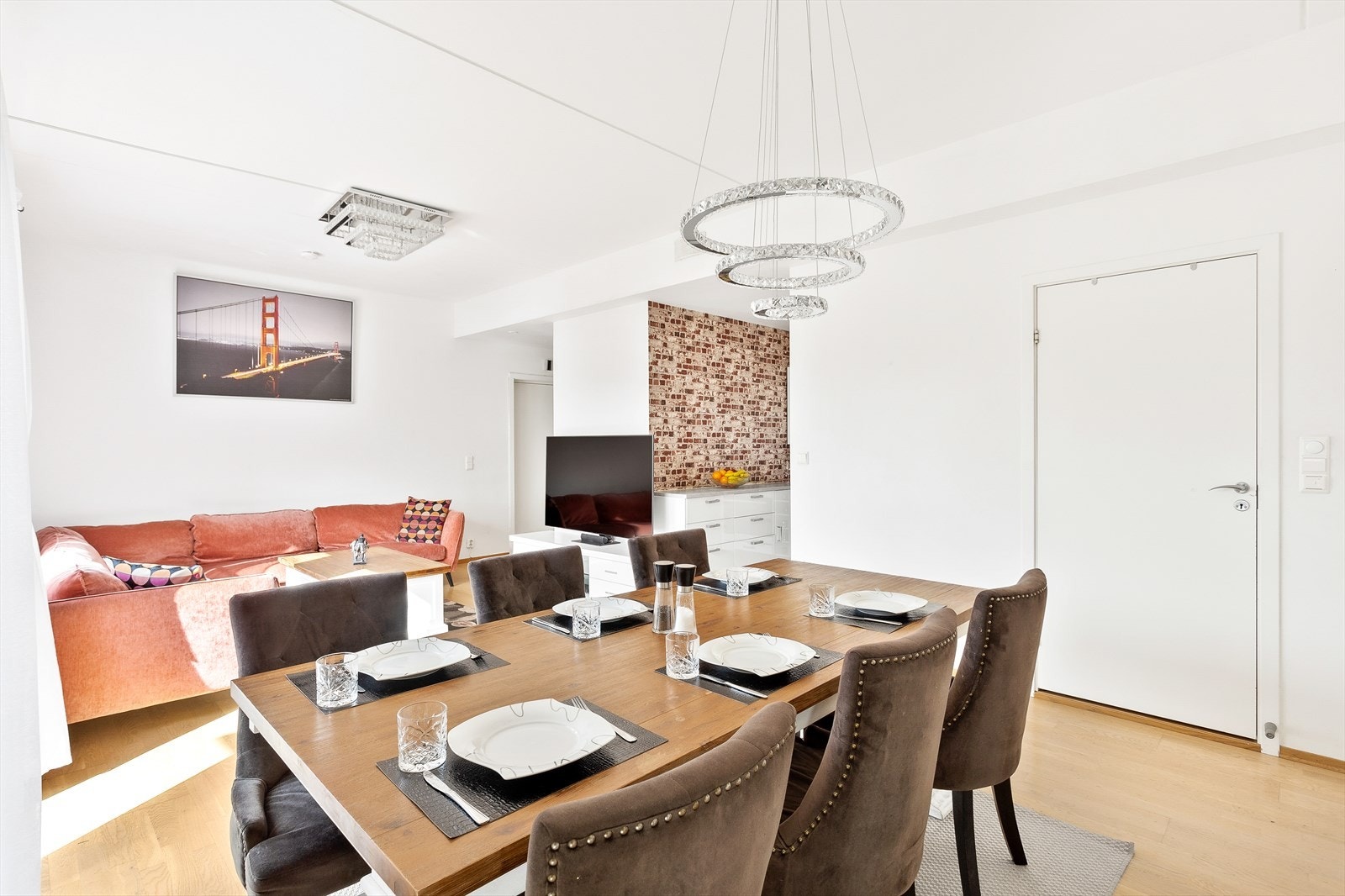 Åpen stue- og kjøkkenløsning perfekt for sosiale sammenkomster. Galleribilde