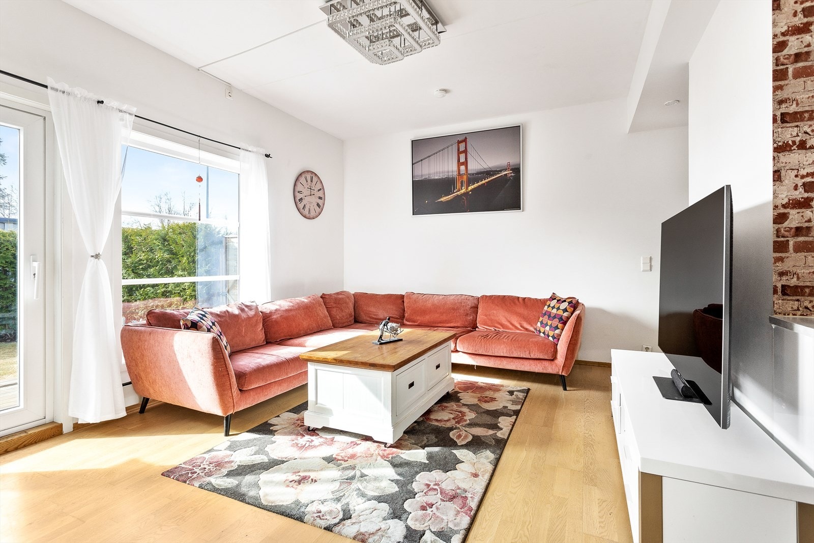 Komfortabel stue med naturlig lys og utsikt til hagen. Galleribilde