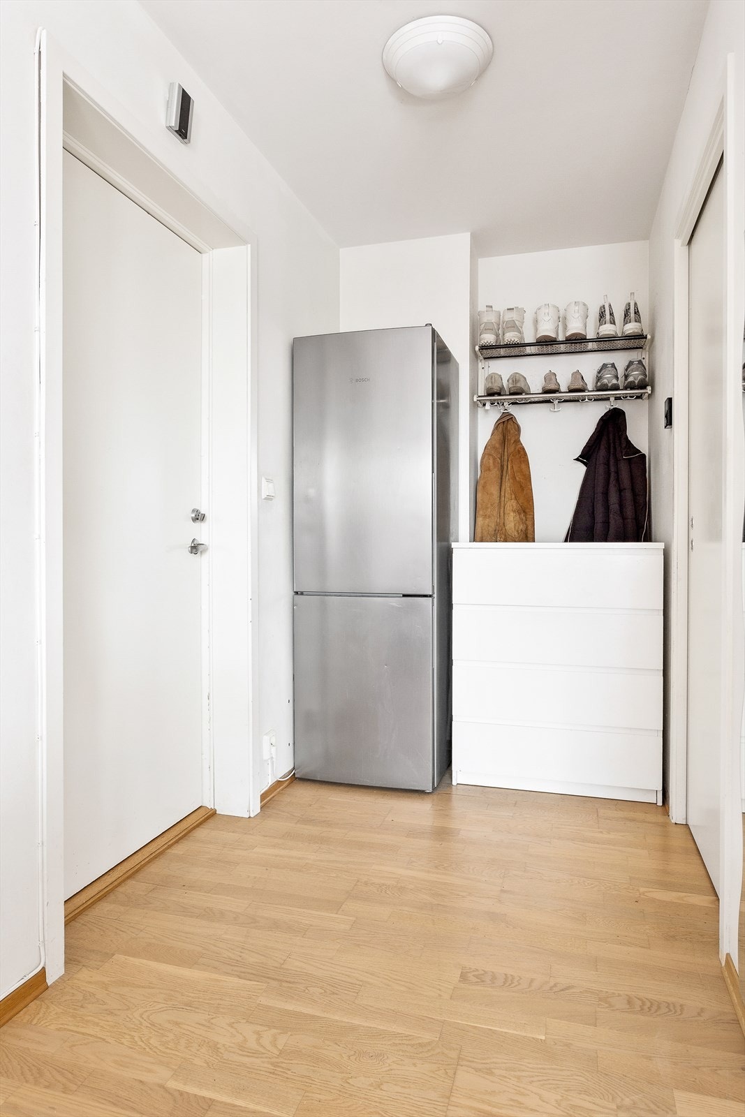 Gang med rikelig med oppbevaringsløsninger og plass for yttertøy. Galleribilde