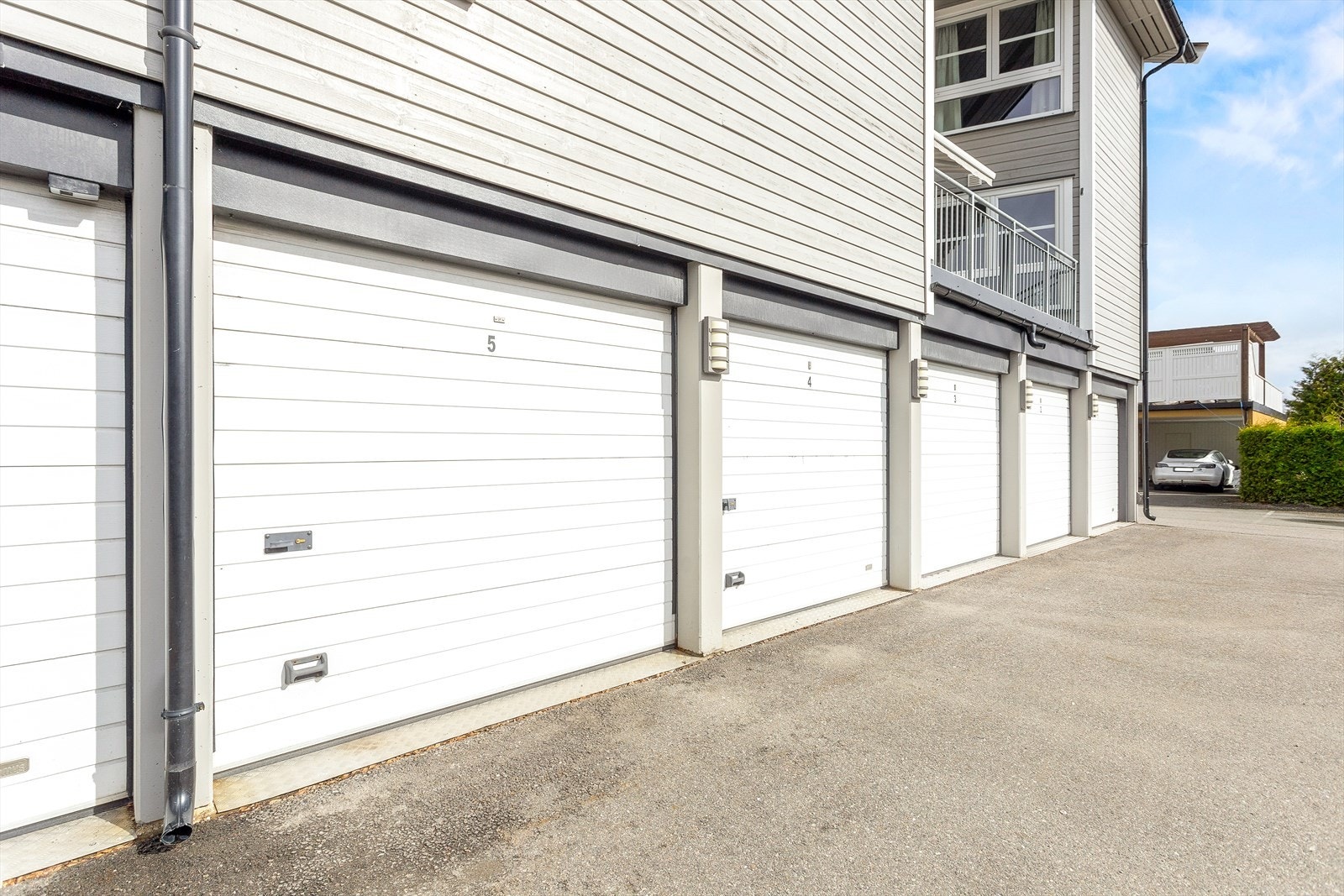 Garasje nr. 5 medfølger. Galleribilde