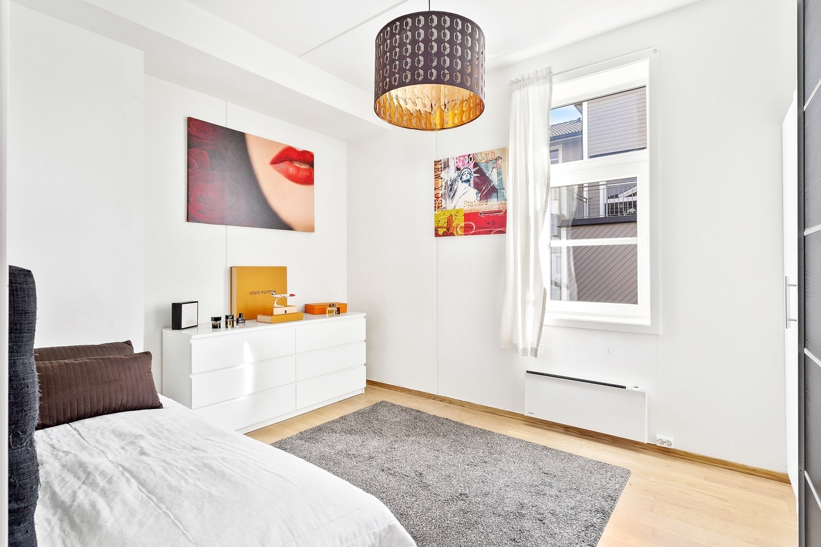 Hovedsoverom med plass for dobbeltseng, nattbord, garderobeskap eller annen oppbevaringsmøbel. Galleribilde