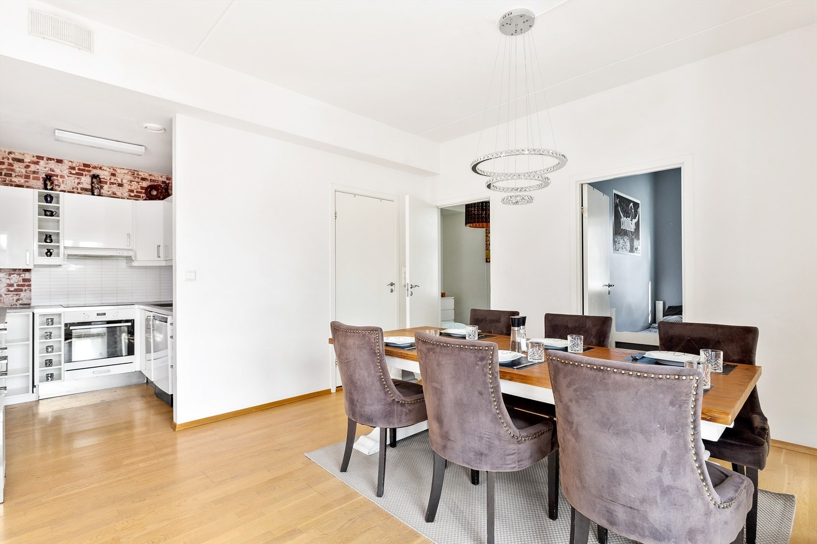 Det er delvis åpen løsning mellom kjøkken og stue, hvor det er mulighet for trivelig spiseplass i tilknytning til kjøkkenet. Galleribilde