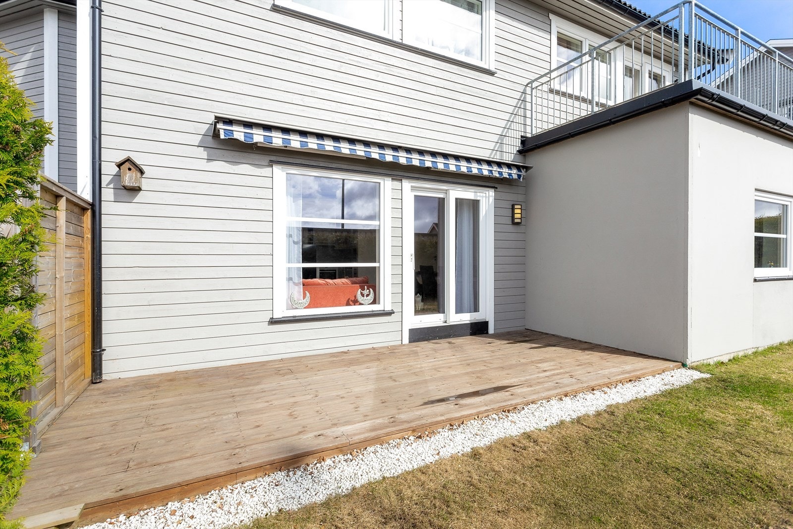 Terrasse med direkte adkomst til stuen og privat uteområde. Galleribilde