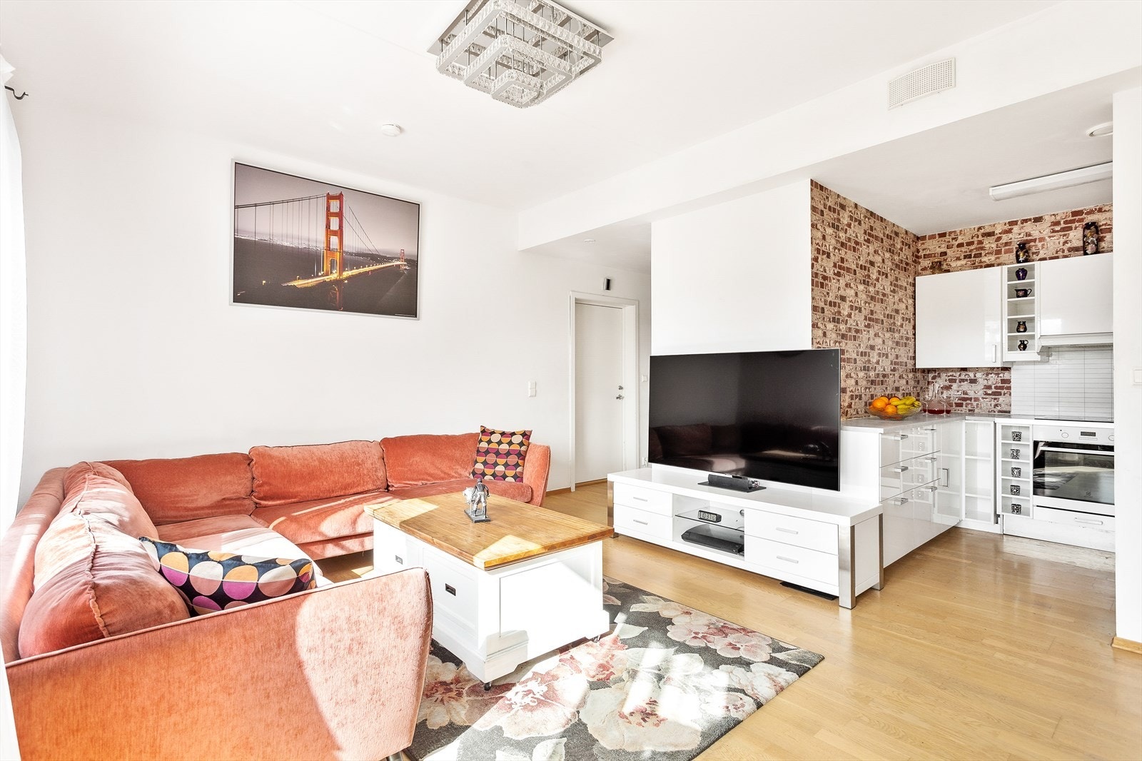 Stue med åpen løsning mot kjøkkenet. Galleribilde