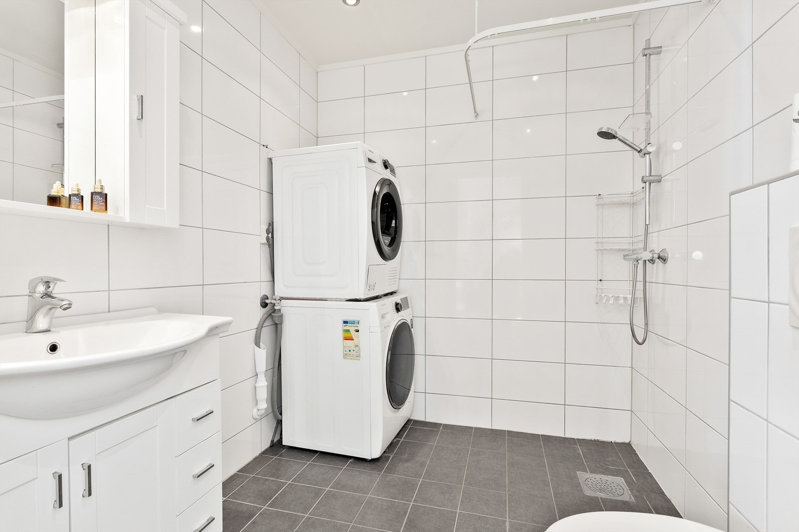 Opplegg for vaskemaskin/tørketrommel på badet. Galleribilde