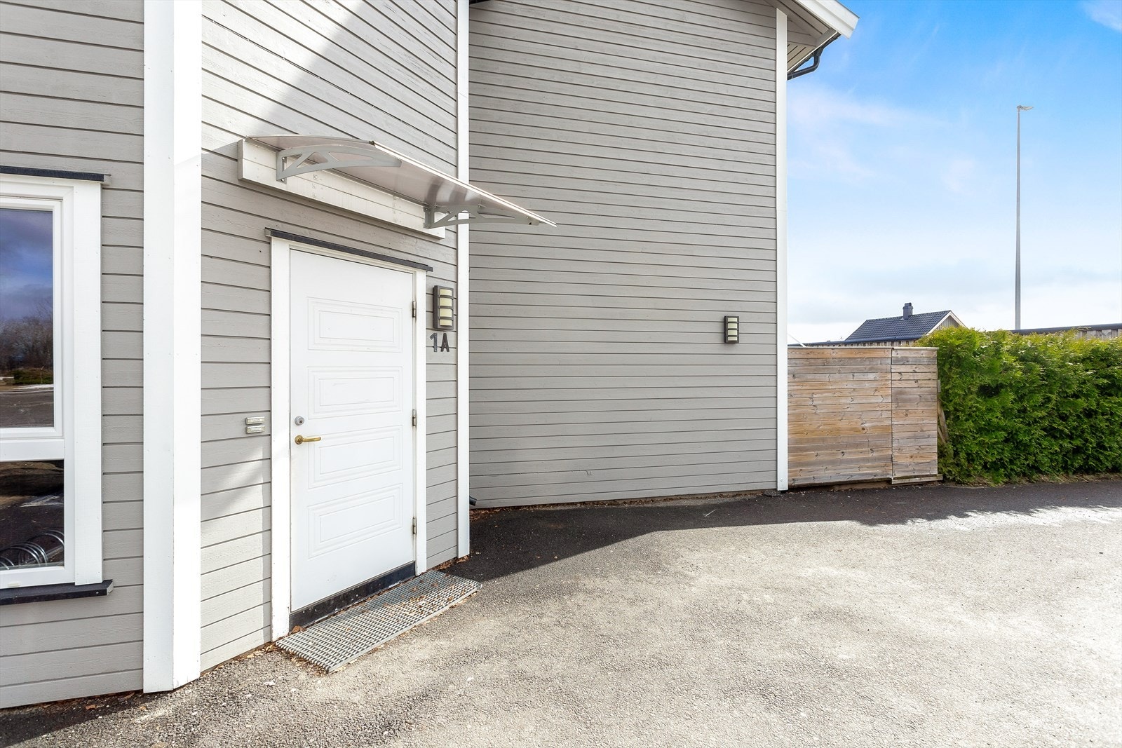 Trappefri adkomst som fører inn til et lyst og innbydende hjem. Galleribilde