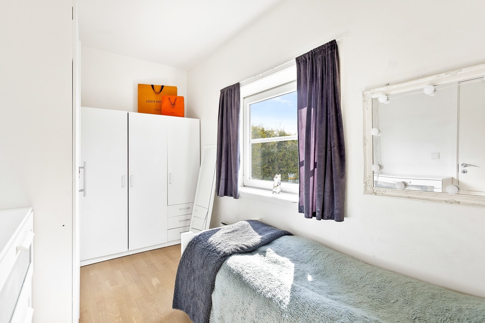 Soverom med rikelig skapplass og hyggelig utsikt. Galleribilde