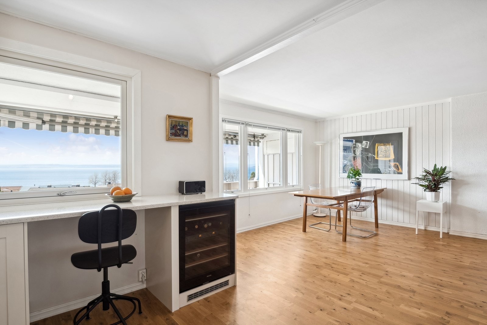 Kjøkkenet har integrerte hvitevarer som komfyr, keramisk topp, oppvaskmaskin og vinskap. Galleribilde