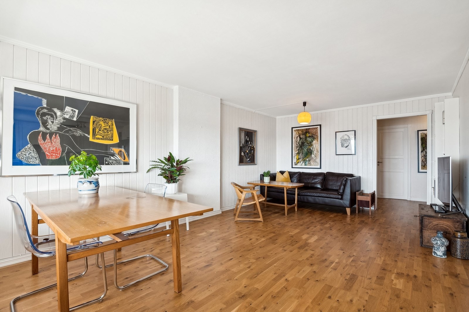 Det er god plass til sofahjørne med tilhørende møblement og spisegruppe i tilknytning til kjøkkenet. Galleribilde