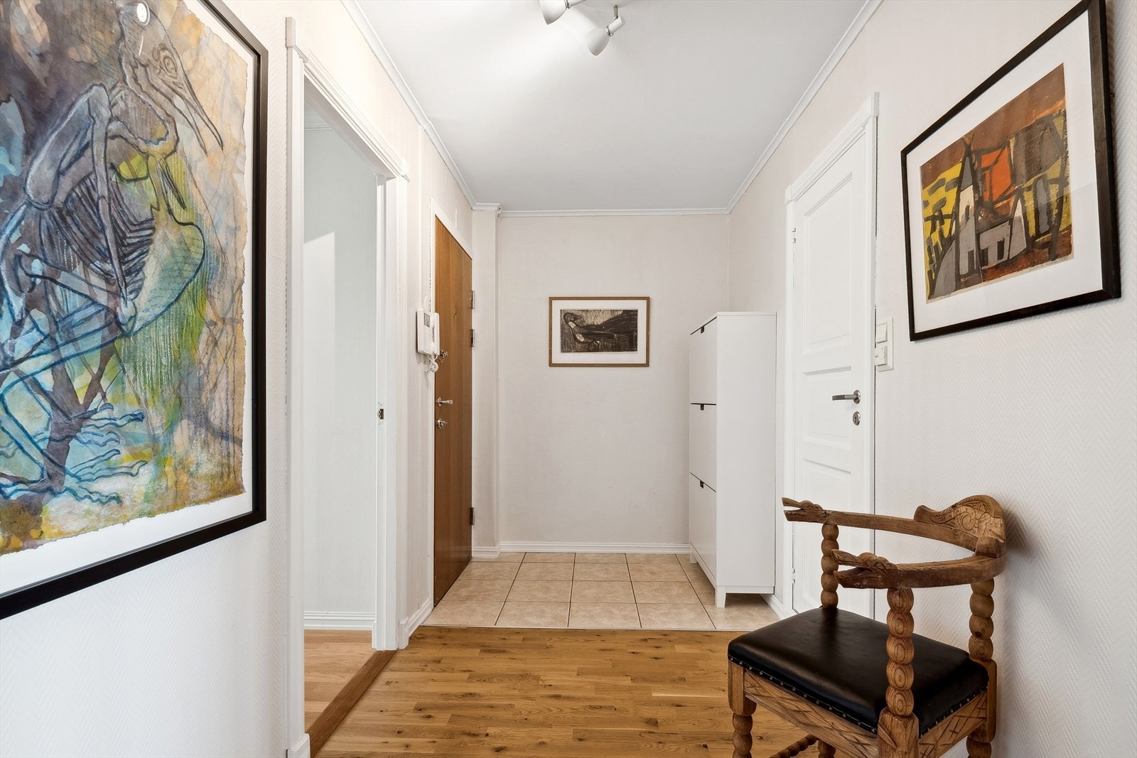 Velkommen inn! Her er plass til å sette fra seg sko og henge fra seg yttertøy. Galleribilde