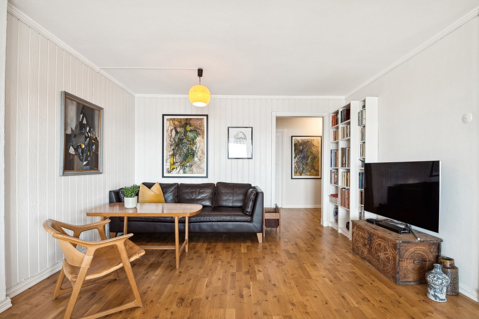 Stuen har god plass til flere møbleringsmuligheter, slik at du kan skape den stuen du selv ønsker. Galleribilde