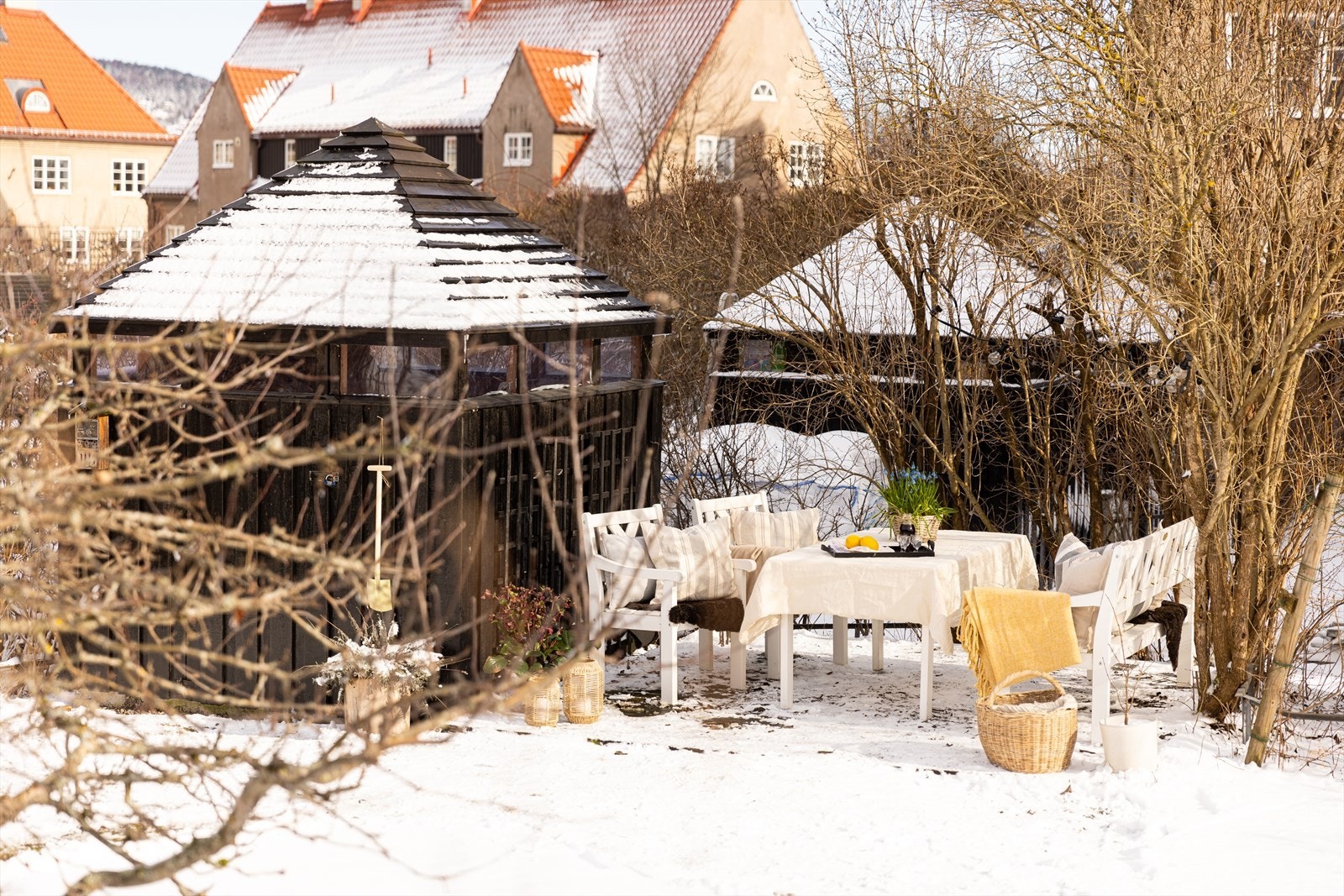 En solrik og frodig oase som er til stor glede både sommer og vinter. Det er i tillegg lagringsplass i utebod. Galleribilde