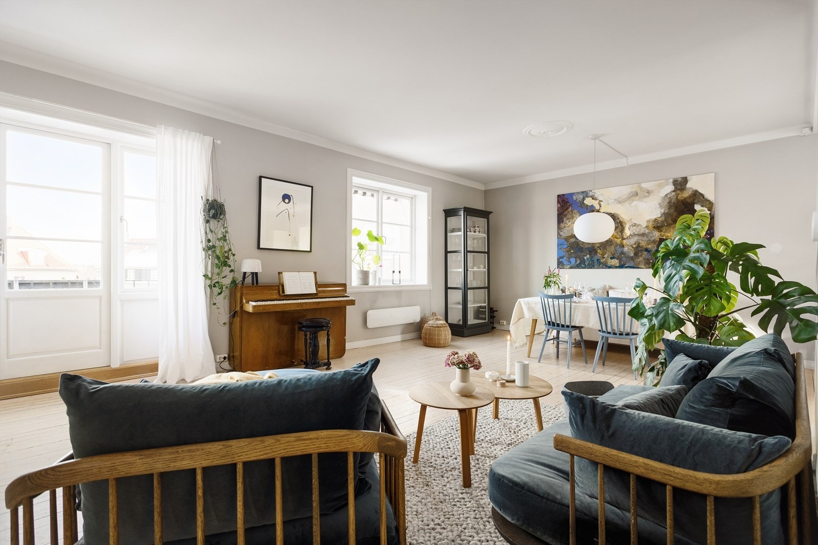 Leiligheten oppleves lys og luftig med store vindusflater i flere himmelretninger som slipper inn rikelig med naturlig sollys. Galleribilde