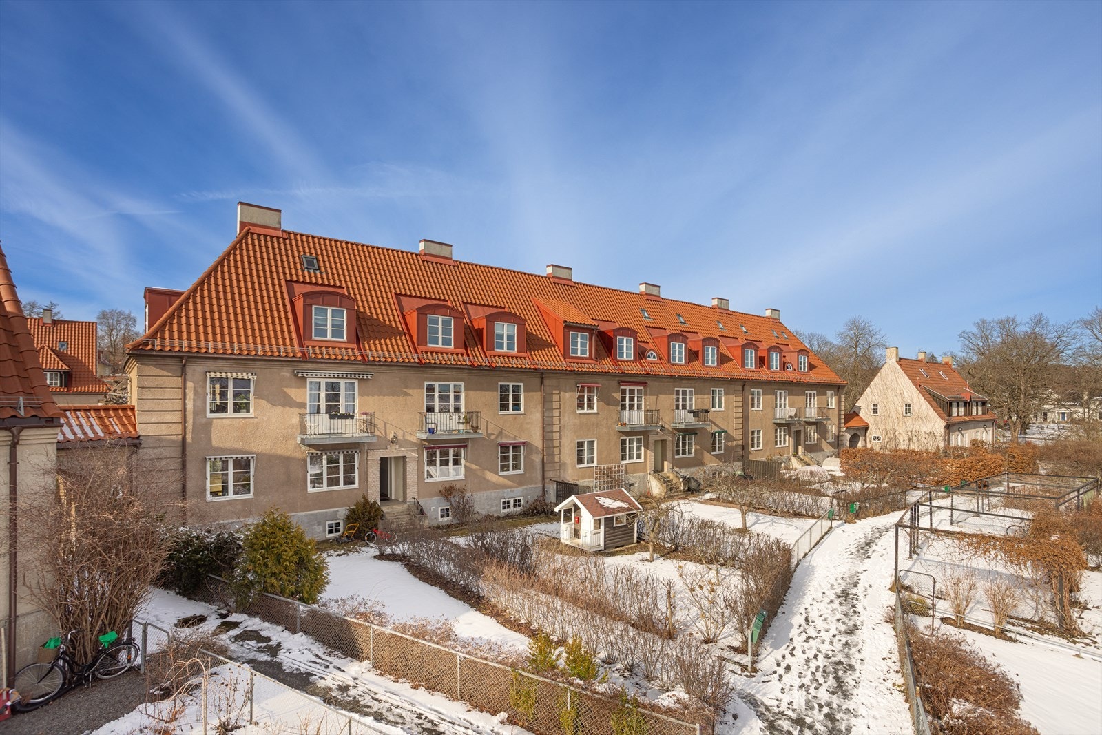 Eiendommen har et svært hyggelig indre gårdstun hvor internveiene skaper trygge omgivelser for de aller minste. Galleribilde