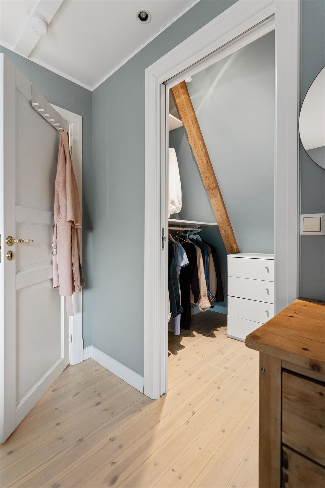 I fin tilknytning til hovedsoverommet er det en praktisk garderobeløsning. Galleribilde