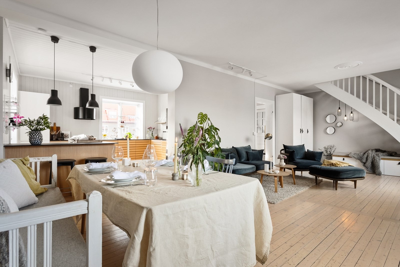 Leiligheten går over 2.etasje med utbygget loft og hemsløsning. Planløsningen er god og fleksibel med flere oppholdssoner. Galleribilde