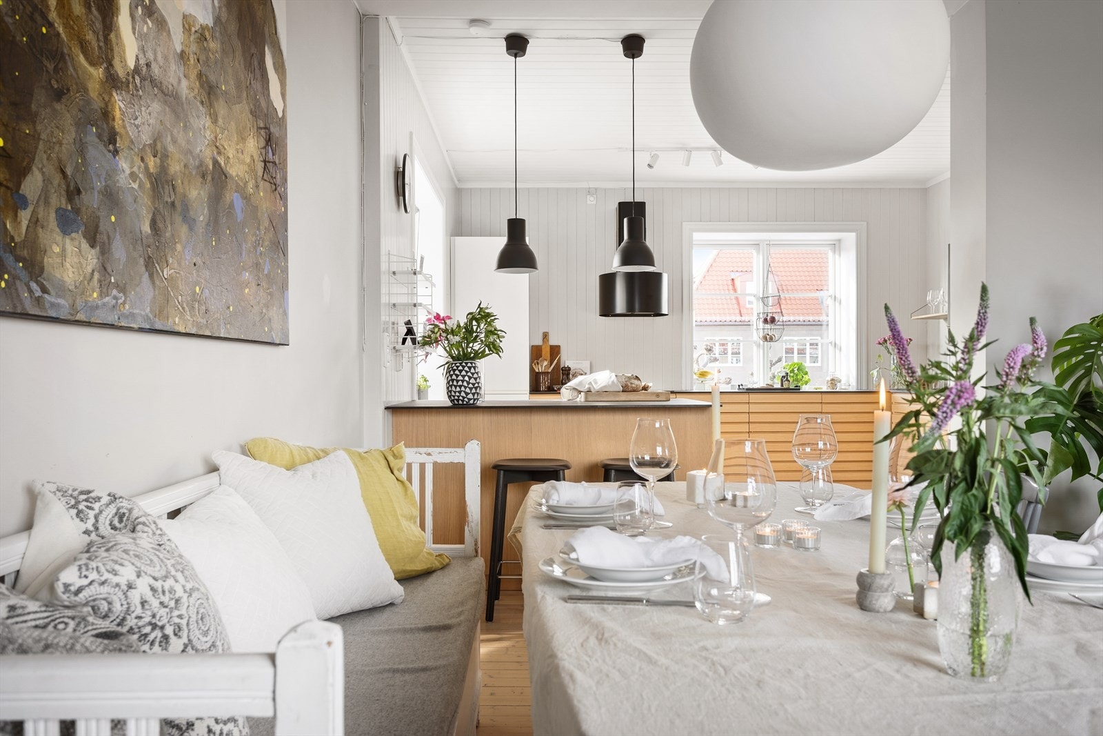 Kjøkkenet ligger i en sosial løsning mot spiseplassen, men samtidig i en noe skjermet løsning fra resten av stuen. Galleribilde