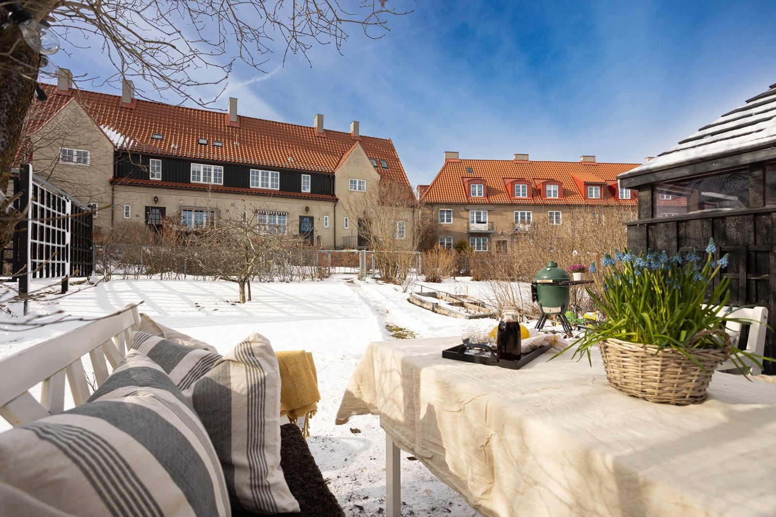 På sommerhalvåret blomstrer hagen i alle farger og fasonger, og skaper en frodig og skjermet tilværelse. Galleribilde