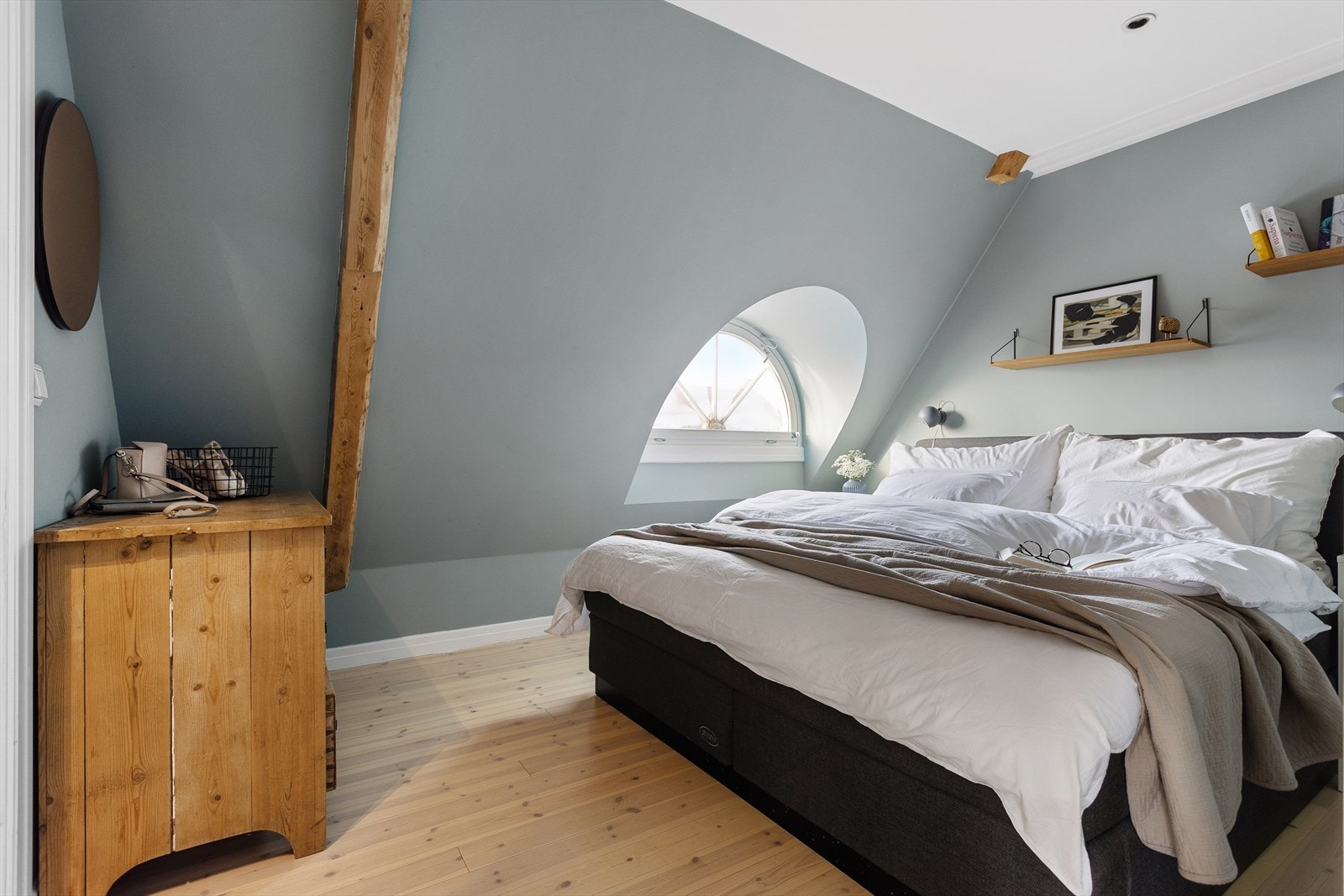 Hovedsoverommet er av god størrelse med plass til dobbeltseng med tilhørende møblement på hver side. Galleribilde