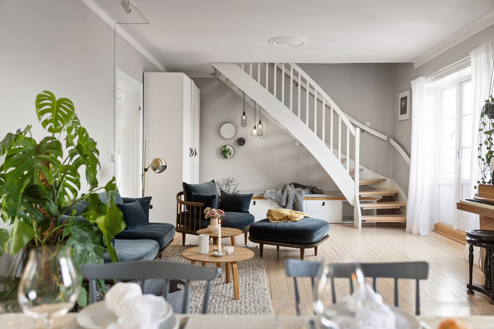 Veggene er malt i en lys og behagelig fargetone som står i fin kontrast til de hvitmalte listene. På gulvet er det originale tregulv pent bevart og takhøyden i stuen er på 2,71 meter. Galleribilde