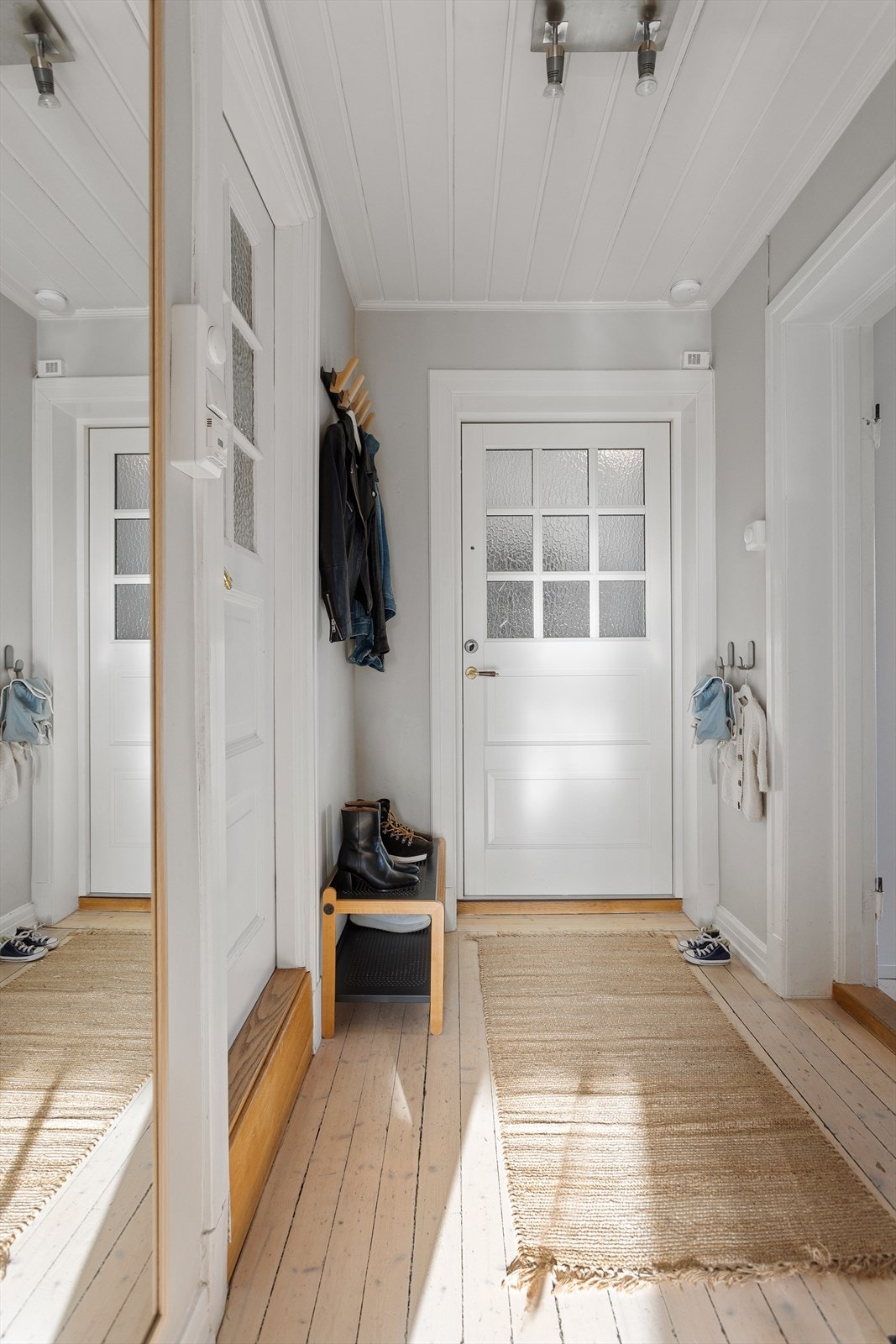 Entréen har plass til oppbevaring av sko og yttertøy. Det er i tillegg ekstra lagringsplass i disponerende bod på 4 m² og i utebod. Galleribilde