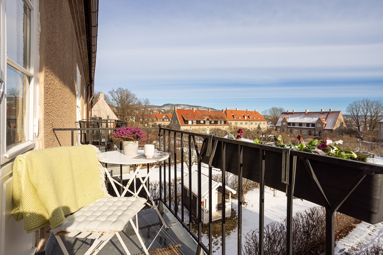 Balkongen har plass til enklere utemøblement, og er et fantastisk sted å nyte morgenkaffen. Galleribilde