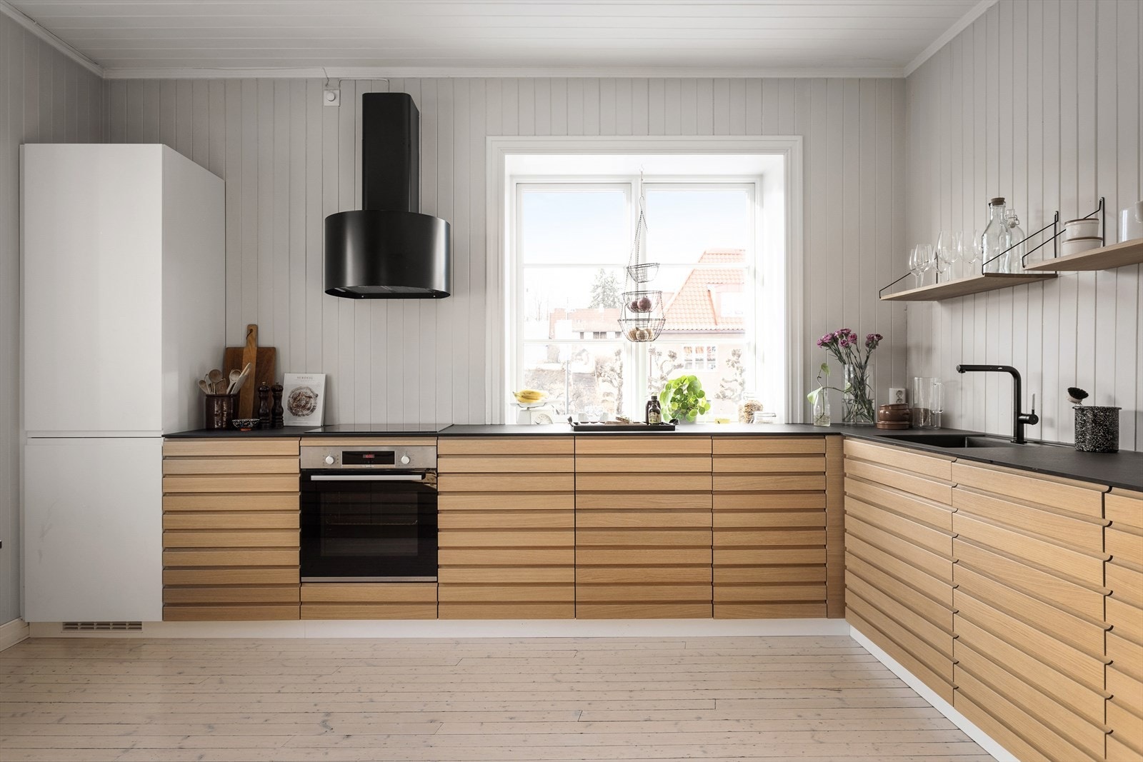 Innredningen består av kompakt laminat benkeplate, ventilator vifte med avtrekk ut og underlimt kum. Videre er det integrert komfyr, induksjon platetopp, oppvaskmaskin og kjøl/frys. Galleribilde